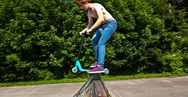 成人滑板车折叠使用方法