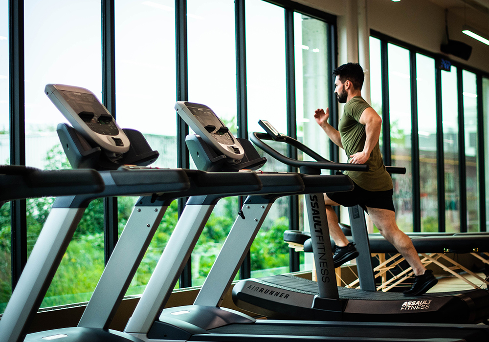 How to clean the running belt of the treadmill