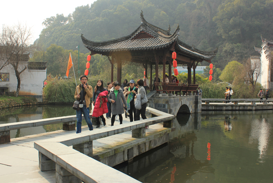 2012年3月，公司组织全体女员工到江西进行“三八婺源游”活动