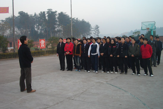 2007年11月，全體職工參加消防培訓時，主任宋偉鋒(左一)講話