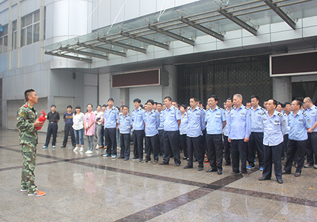 2014年5月，丽州商城组织全体员工进行消防训练