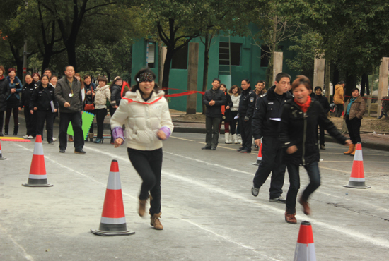 2012年3月，在庆“三·八”趣味接力赛现场，公司员工参加仙人指路项目时的精彩表现