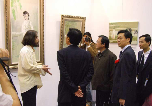 与冯远、中国文联委员和副主席、中国美术家协会副主席在进行艺术交流