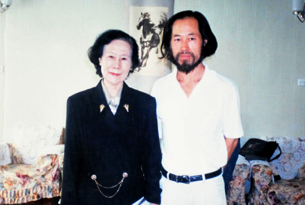与廖静文女士在徐悲鸿纪念馆