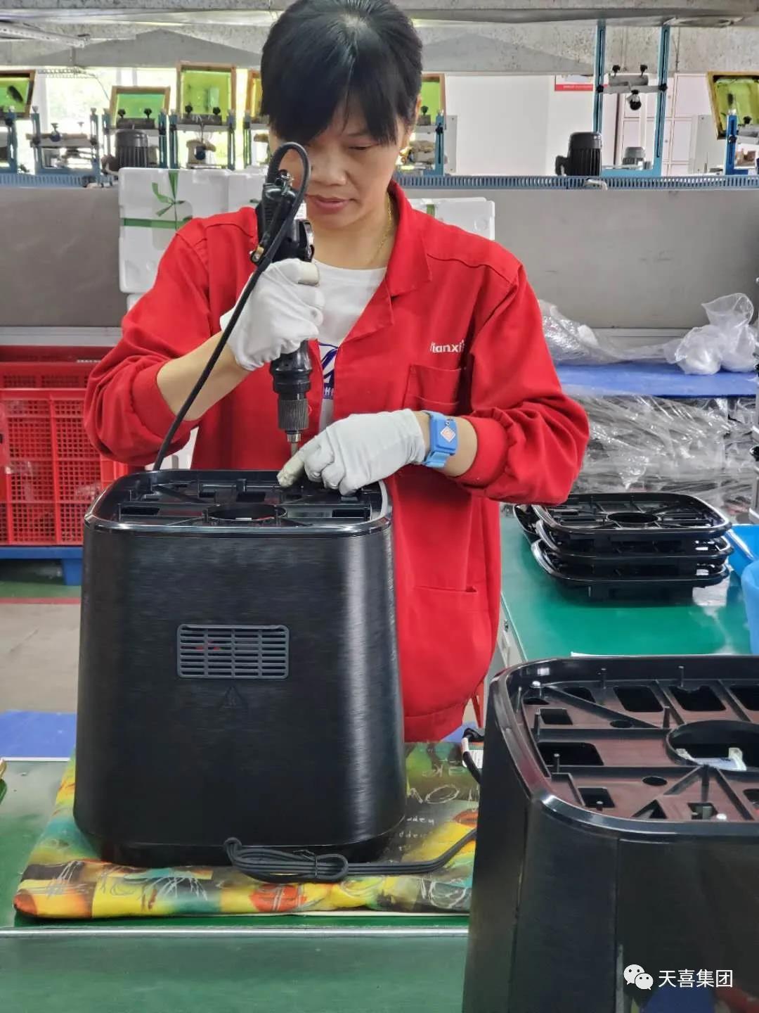 Model employee: Qin Zuoyin, a mechanic from District 4