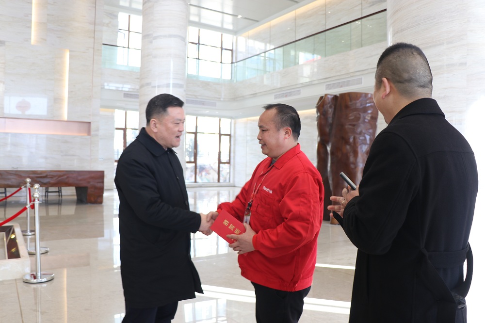Chen Zhenhua, deputy director of the Provincial Civil Affairs Commission, condolences to minority employees in difficulties