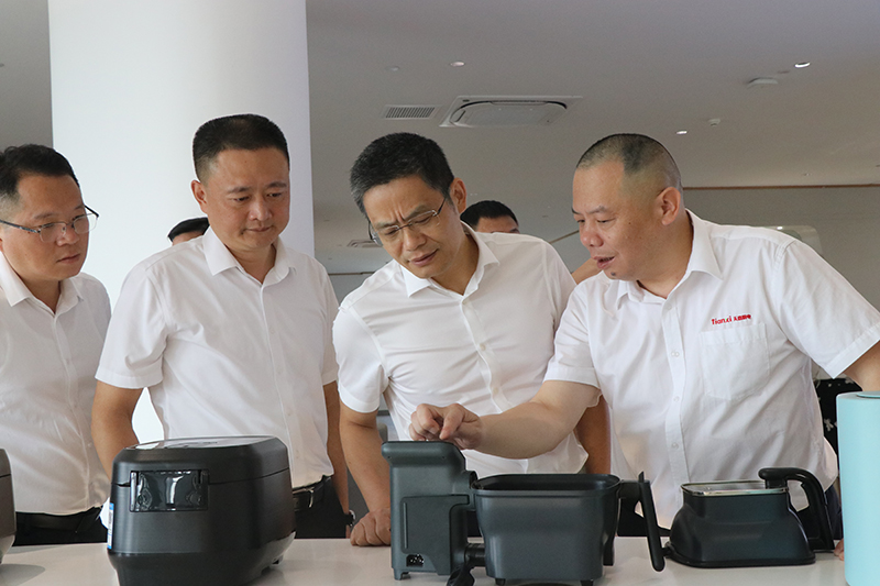 1.9月29日，浙江省商务厅副厅长高秉学调研天喜，进行稳住经济大盘督导服务。.jpg
