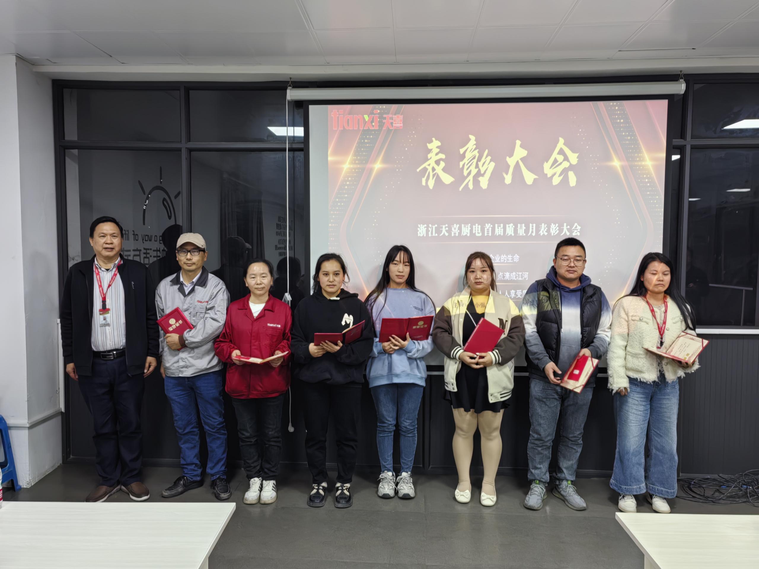 理论知识和专业技能比赛获奖者合影.jpg