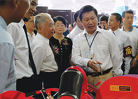原全国人大常委会副委员长王汉斌参观四方产品