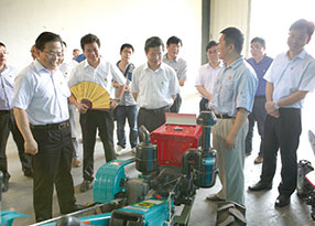 2012年金华市委书记陈一新，金华市委常委、秘书长金中梁等金华市领导来到四方下谢新厂区调研
