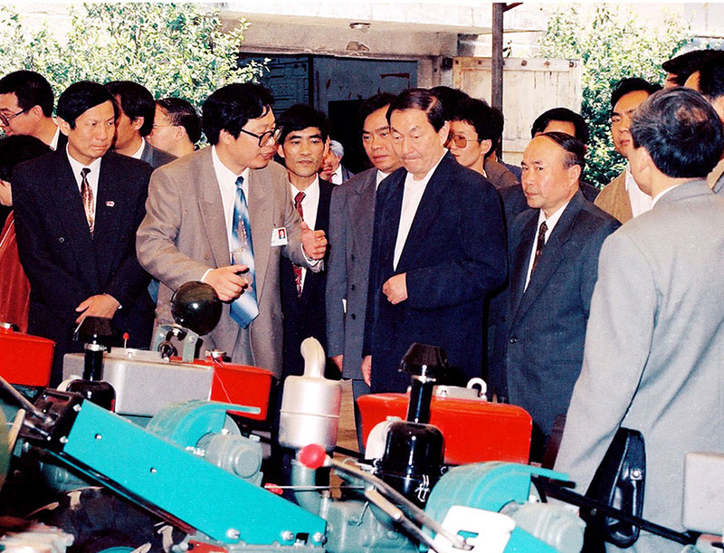 1995年中共中央政治局常委，国务院副总理 朱镕基视察浙江四方集团有限公司