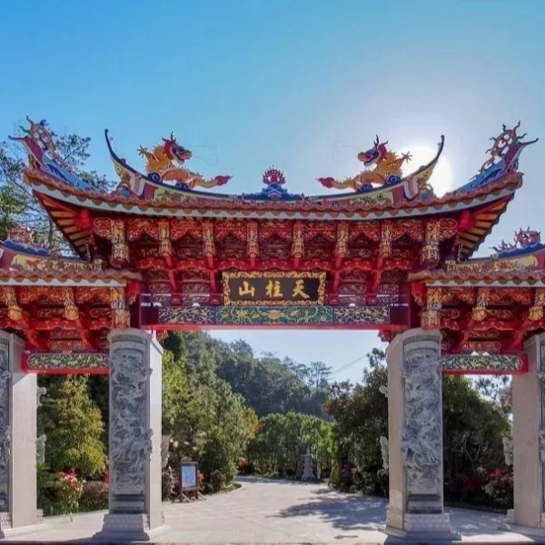 参佛旅游哪里好？天柱山万佛殿游人如织，看看这里的神雕元素……