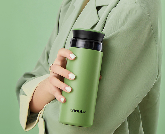 The thermos cup is designed like this, it is simply a portable teapot!