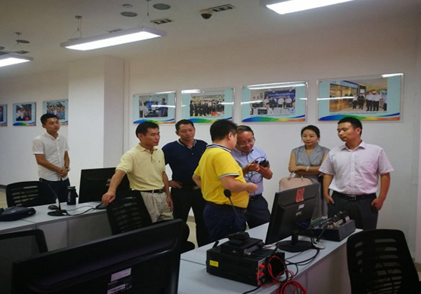 李劲松副市长前往市民游客中心推进扶贫信息化工作
