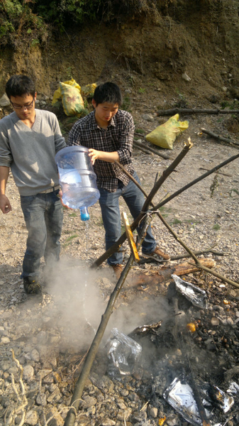 周末的户外聚餐烧烤 八字墙