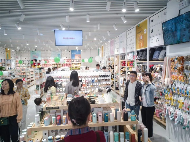 韩尚商学院：创业加盟一家快时尚百货连锁实体店，大概需要多少钱?