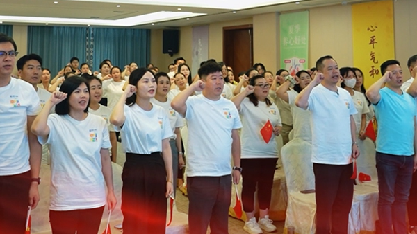 耀然全员观看九三阅兵