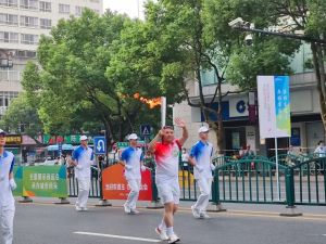 我会主席何建一担任省运会火炬手