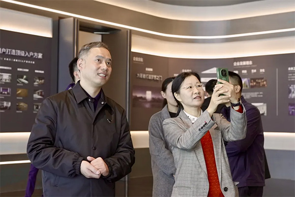浙江省商务厅服务贸易处处长庄谨莅临浙江华威家居集团调研指导