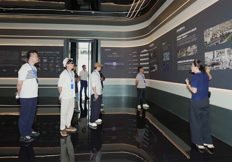 天津设计师团队莅临浙江华威家居集团参观交流