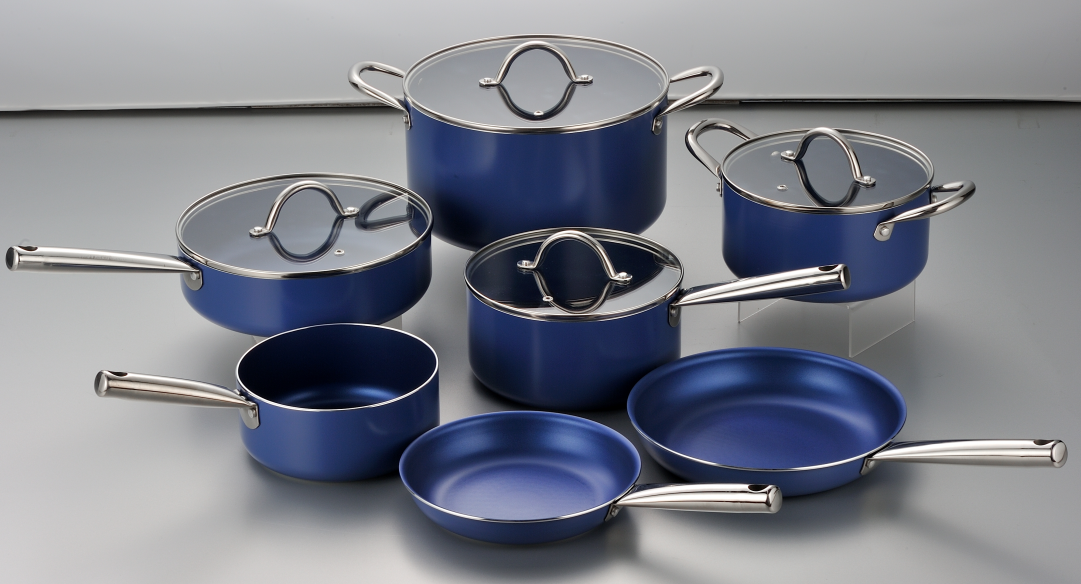 Can a non stick pan continue to be used even if it has scratches?