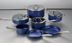 Can a non stick pan continue to be used even if it has scratches?