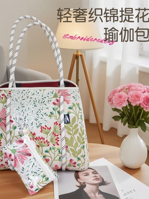 BROCADE TEXTURE RELIEF JACQUARD - FLOWER SERIES FREEMAN Escape tote
